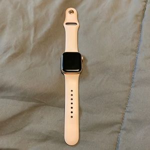 Apple Watch 4. 40MM. Pink. In Great condition!